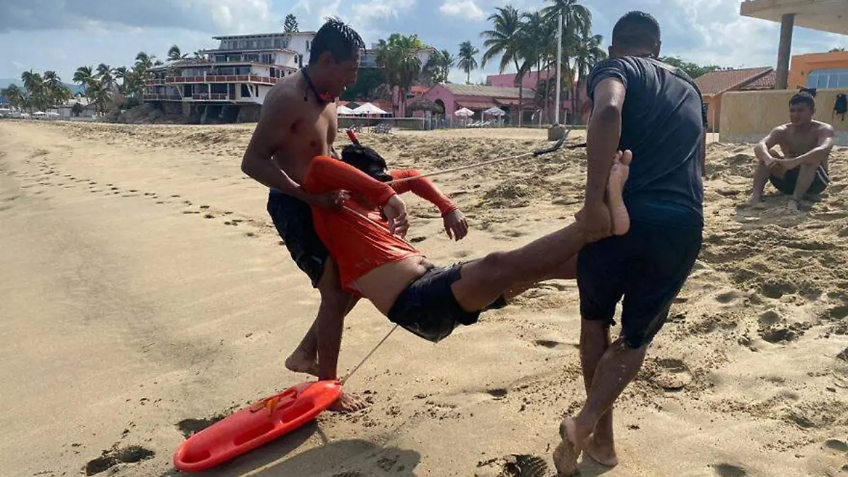 Marinos entrenan a salvavidas de Manzanillo Colima